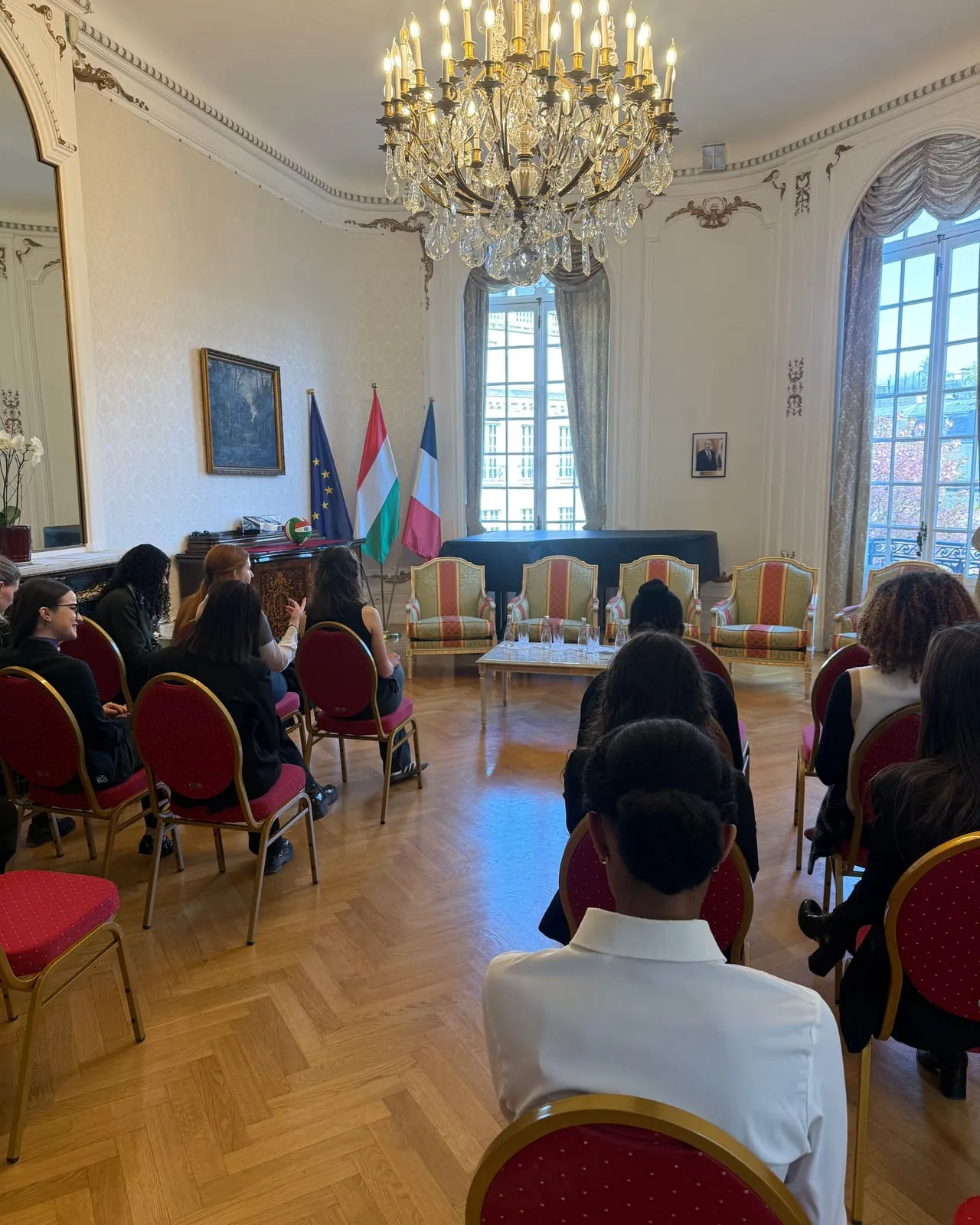 Étudiants réunis dans un salon d’apparat lors d’un événement institutionnel